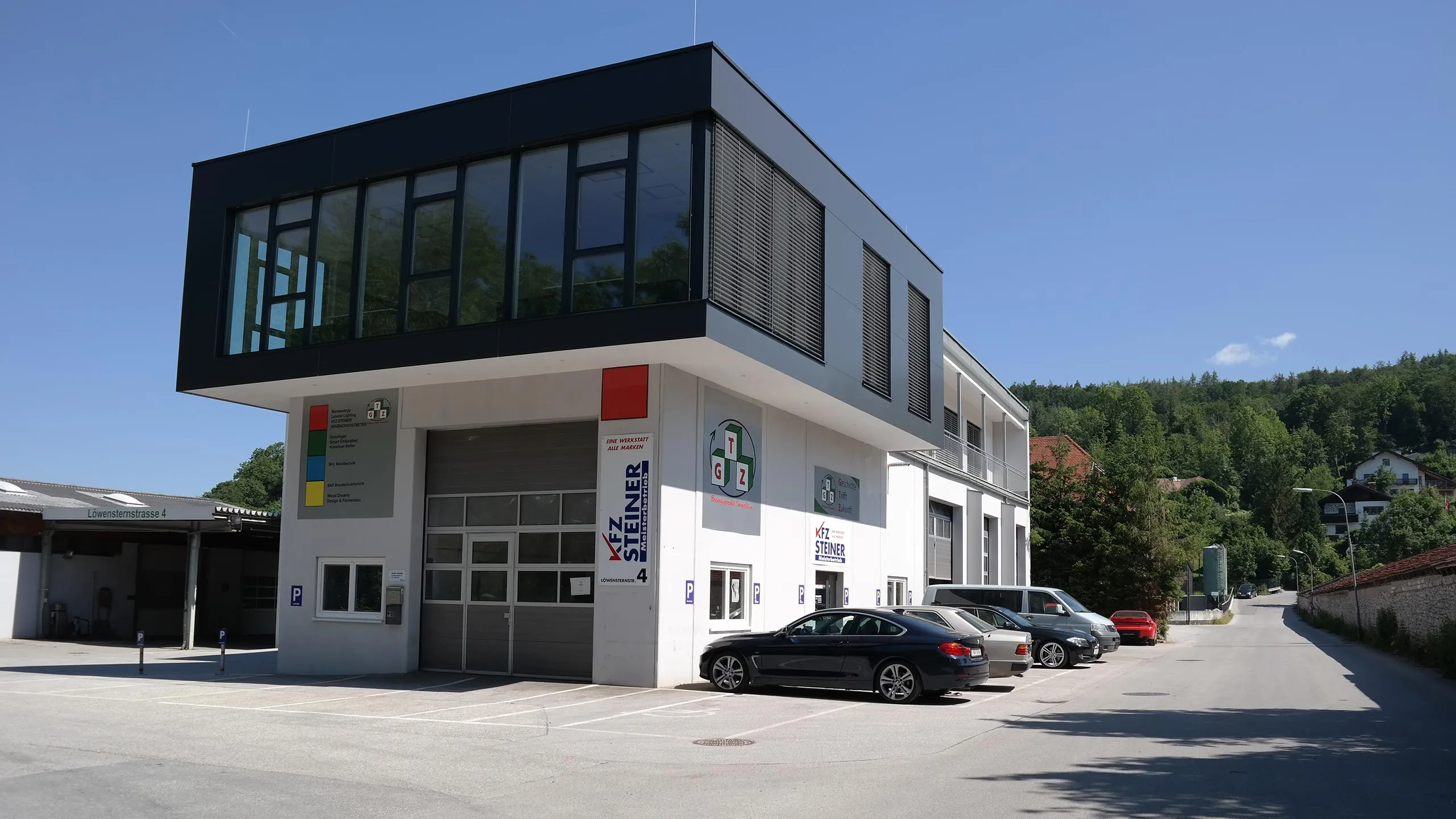 KFZ Steiner Landauer Werkstatt Außenansicht – Löwensternstraße 4, 5411 Oberalm